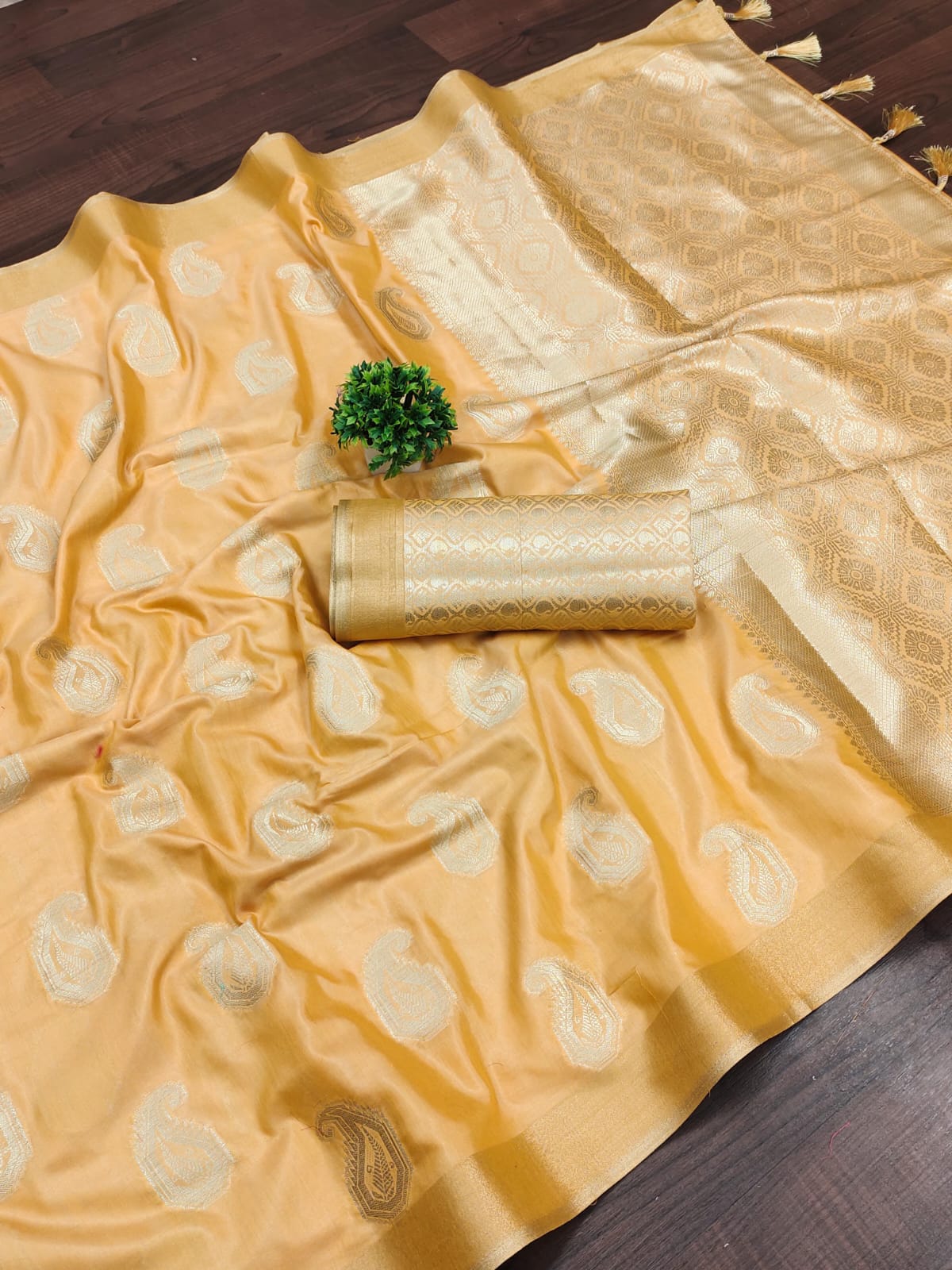 Beautyfull Art Silk Jacquard Saree